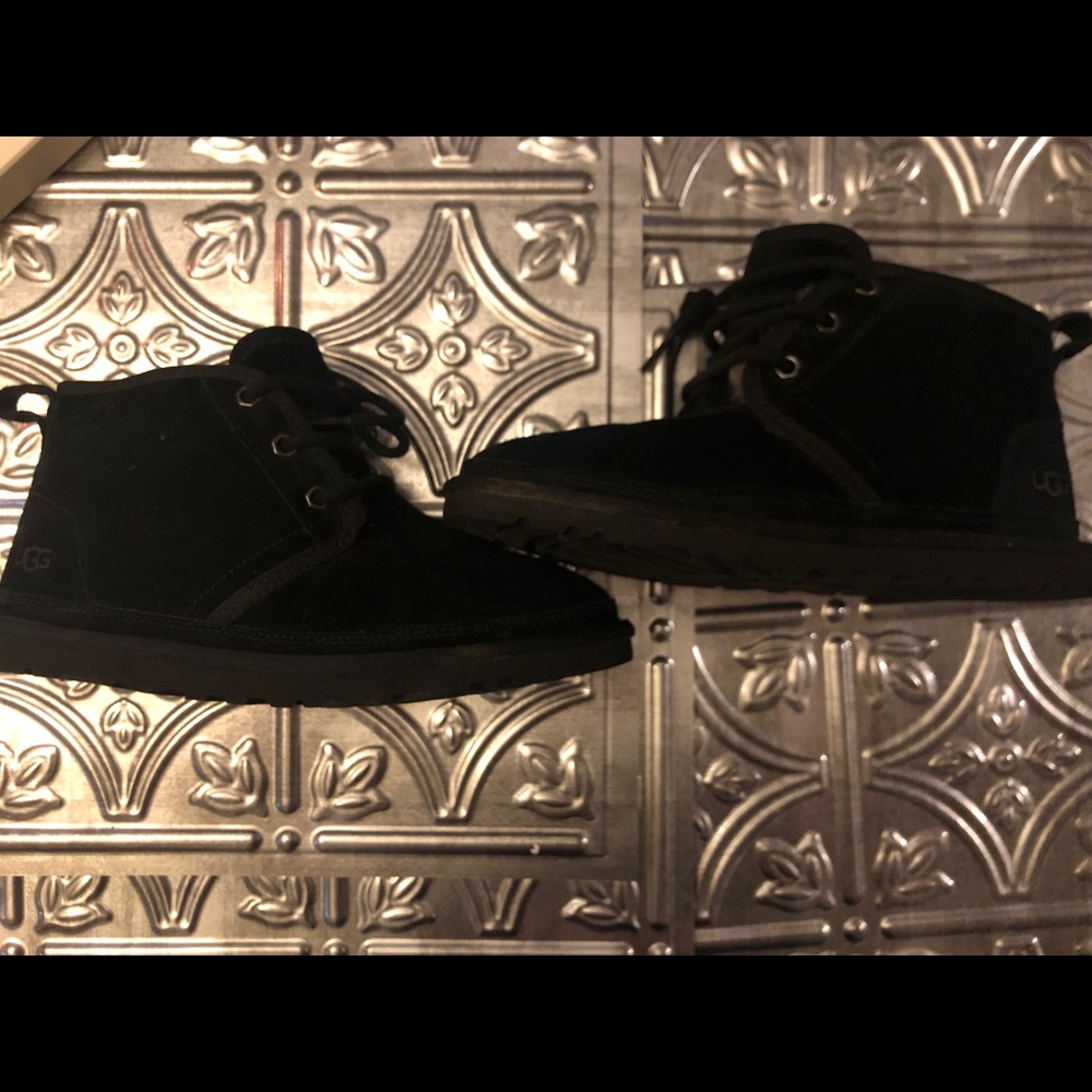 UGG boots size 6 in youth which is 8 in women's